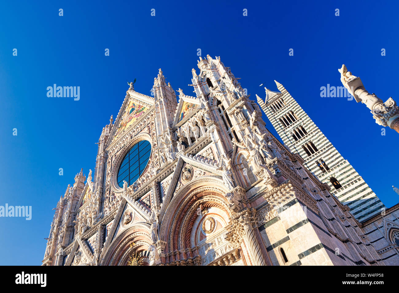 Sienne, Toscane, Italie - 08-11-2011 : vue sur le célèbre Duomo à Sienne avec un ciel bleu et le soleil. Une destination touristique populaire Banque D'Images