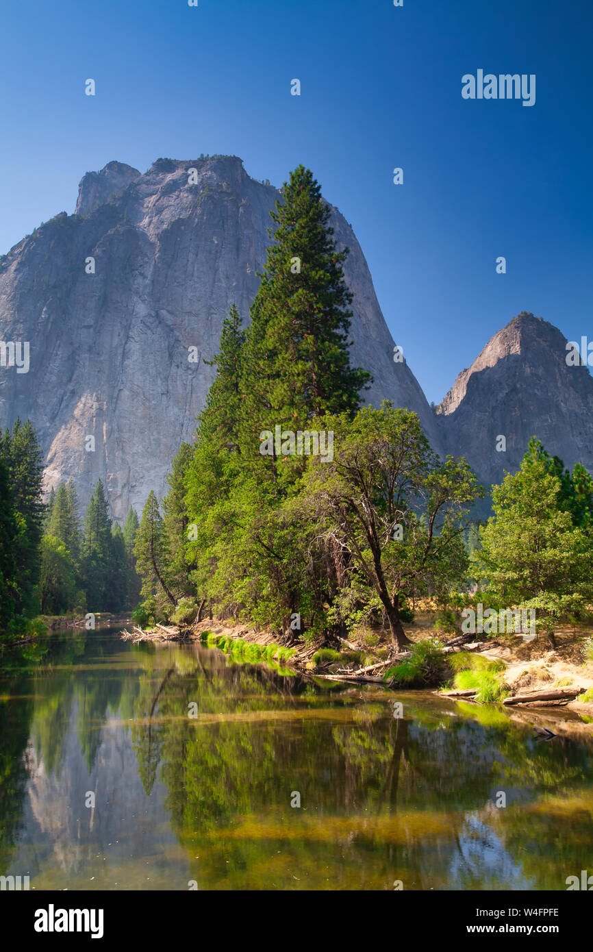 Vue sur la rivière Merced et El Capitan au Yosemite National Park, États-Unis Banque D'Images