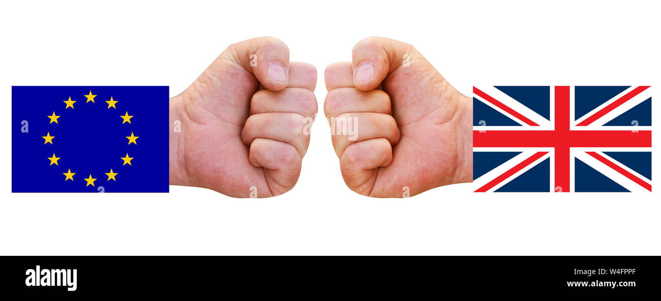 Drapeaux du Royaume-Uni et de l'UE avec les poings serrés découpage les uns contre les autres. Brexit concept. Symbole de conflit entre l'Union européenne et Royaume-Uni Banque D'Images