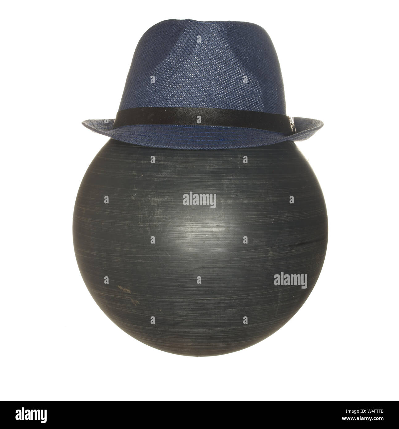 Men's blue hat sur une balle de plastique noir isolé sur fond blanc. Banque D'Images
