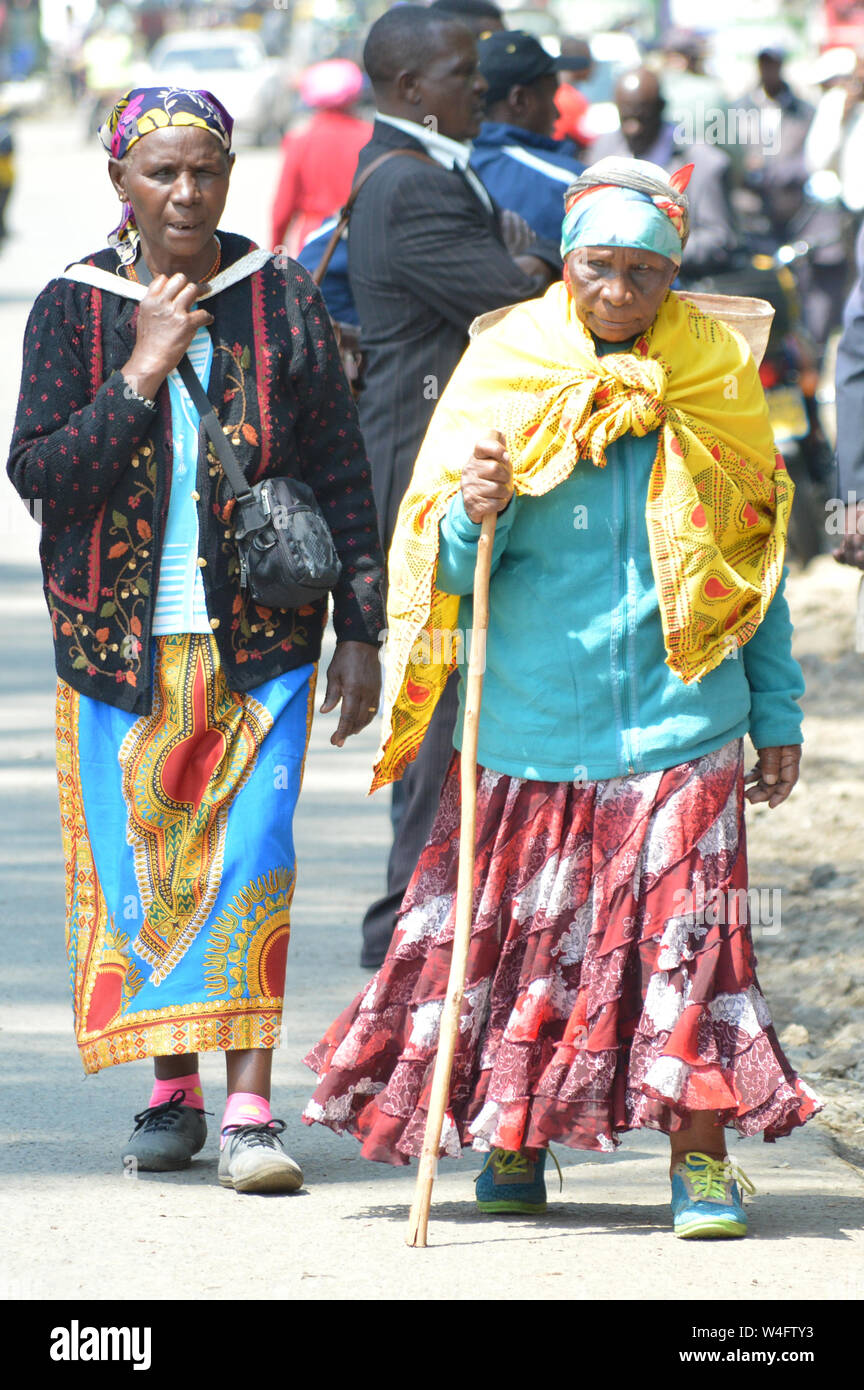 Nakuru, vallée du Rift, au Kenya. 22 juillet, 2019. Personnes âgées, les femmes touchées par la violence post poll sont vus marcher après audition de l'affaire au principal à la recherche d'indemnisation a été suspendu en attendant la confirmation de l'état de l'IDP's Conseil d'administration.Le gouvernement a été blâmé pour compenser de façon irrégulière et de l'IDP de faux innocents laissant avec rien. Les plus de 100 000 personnes touchées par les violences post-électorales ont été qui croupissent dans la pauvreté depuis des années, car ils attendent l'indemnisation par le gouvernement. Kenya 2007-2008 sondage après la violence conduit à la mort, les déplacements forcés et destruction Banque D'Images