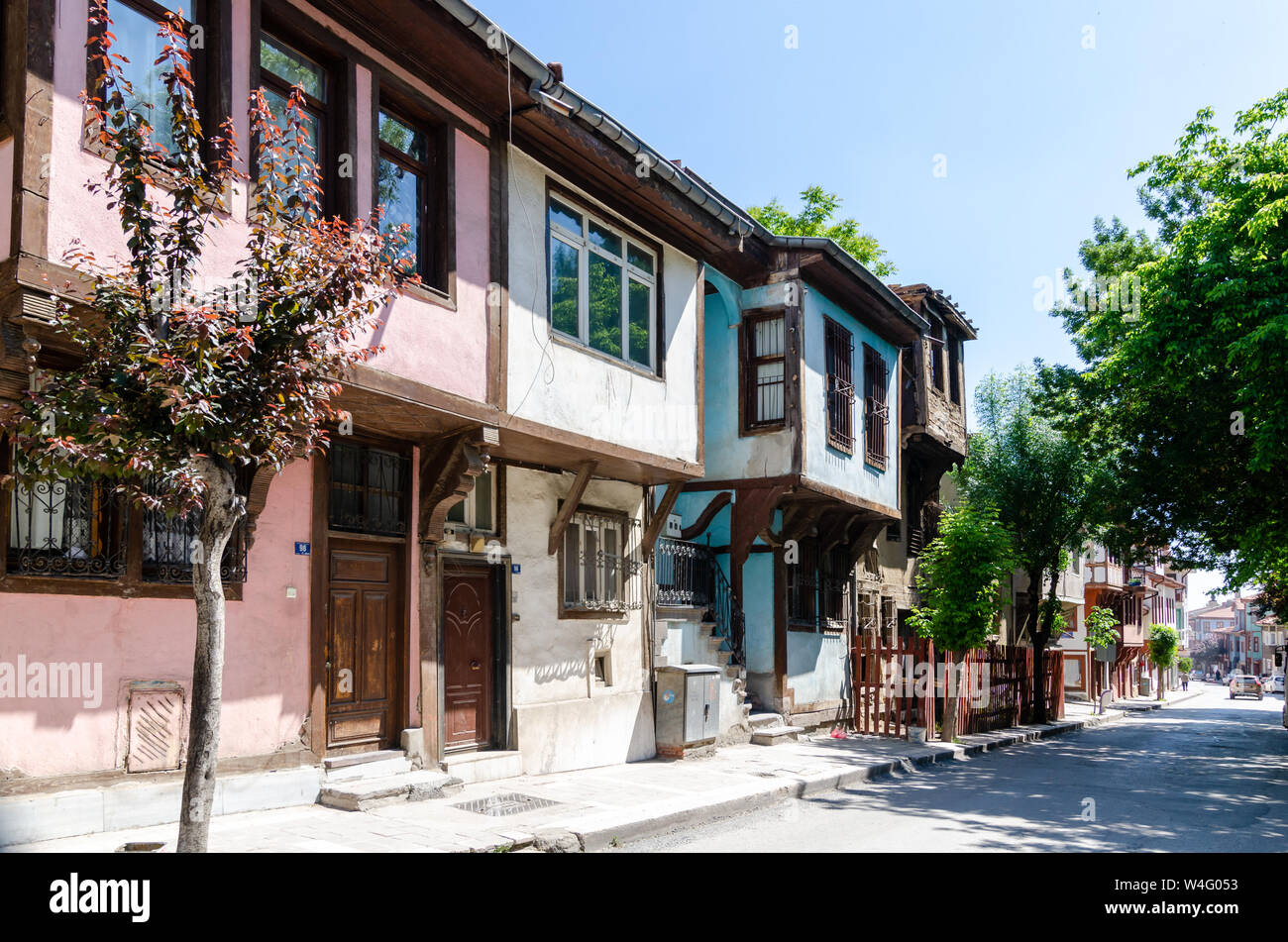 Afyonkarahisar ,TURQUIE-Mai 14,2018 : belle vieille rue au centre-ville avec des maisons avec des volets en bois dans le style Ottoman turque classique, les deux-st Banque D'Images