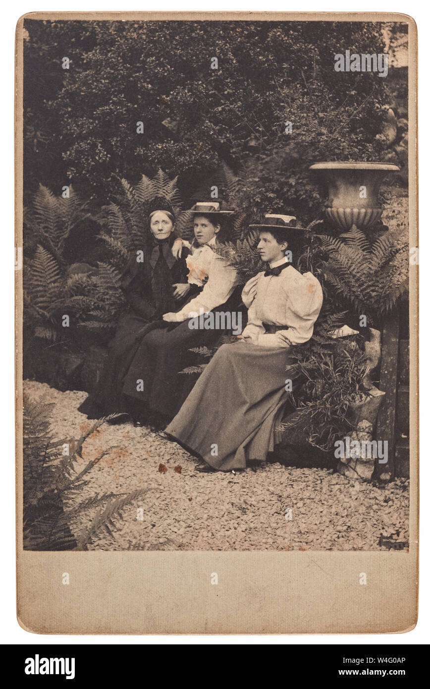 Emmy et Lucy et sa mère Emma Smith nee Lawes vers 1890 Banque D'Images
