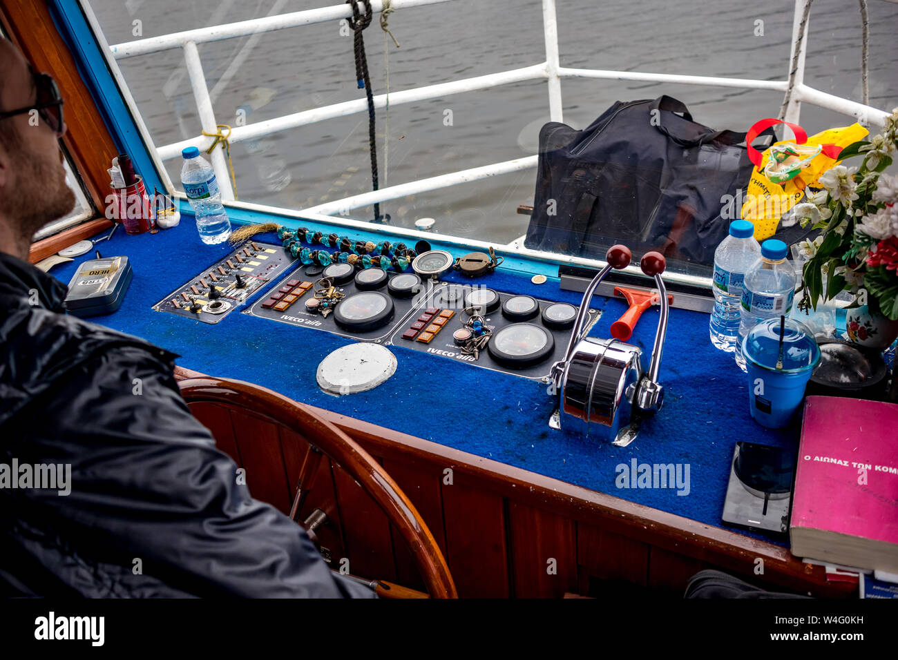 IOANNINA, GRÈCE - juin 6, 2019 - Tableau de bord des petits vieux ferry croisière touristique sur le lac Pamvotis près de la belle petite ville grecque. Retour matin voir l'intérieur de la cabine avec le capitaine mâle floue Banque D'Images