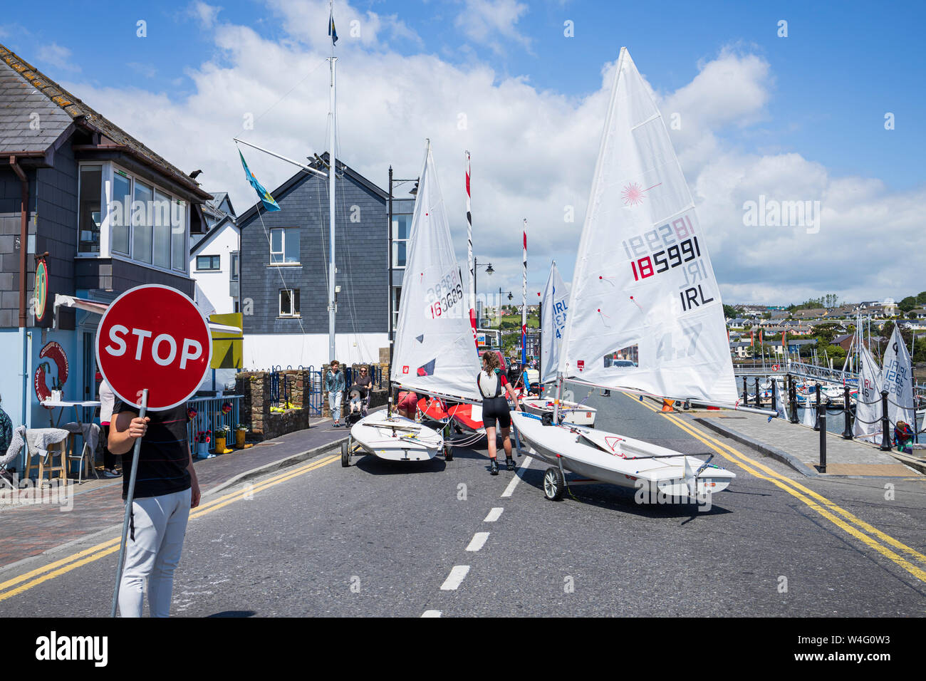 École de voile crossing road avec dériveurs à Kinsale, dans le comté de Cork, Irlande, Banque D'Images