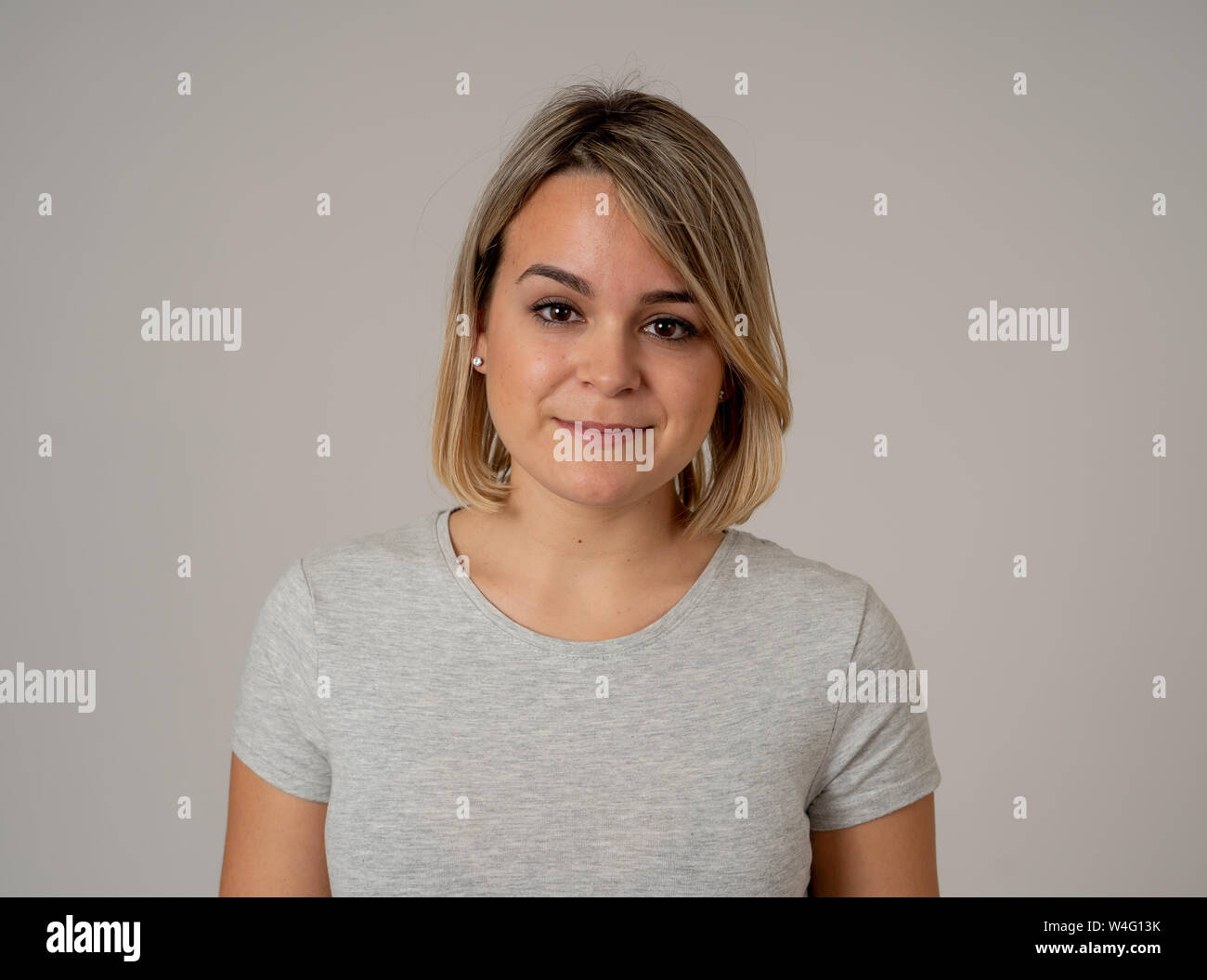 Close up portrait of attractive young pretty caucasian woman with happy face et beau sourire. Isolé sur fond neutre. Dans les gens, positif Banque D'Images
