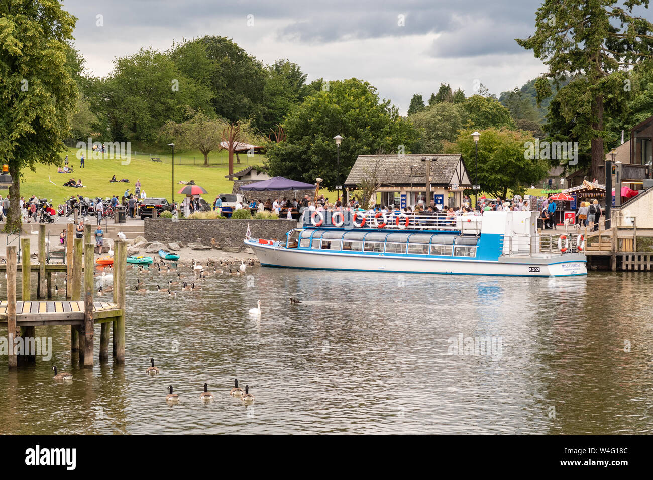 Bowness on Windermere, le lac Windermere, Cumbria, Lake District, England, UK - Mlle Cumbria II lancement moderne Banque D'Images