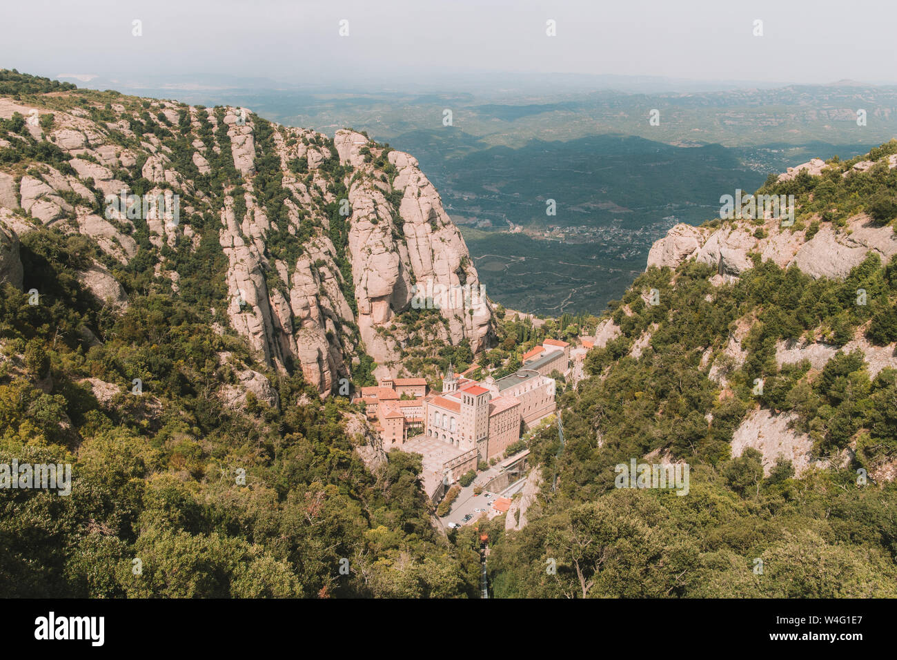 Vue sur le monastère de Montserrat au sommet d'une montagne. Banque D'Images