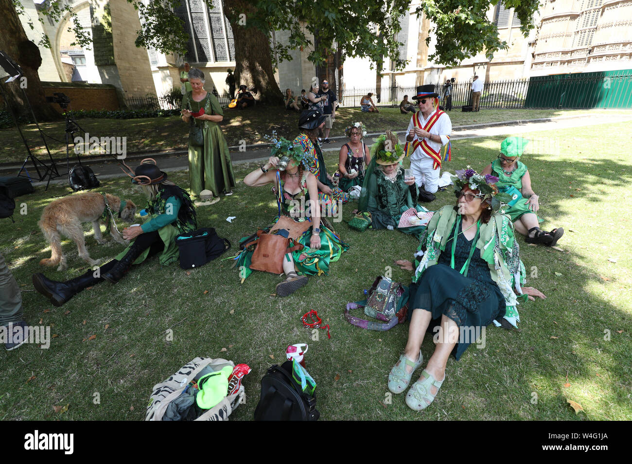 Morris Dancers recueillir l'extérieur du Parlement à Westminster, Londres, pour protester contre le début de mai vacances de banque étant ramené quatre jours l'an prochain pour coïncider avec le 75e anniversaire du Jour de la victoire. Banque D'Images