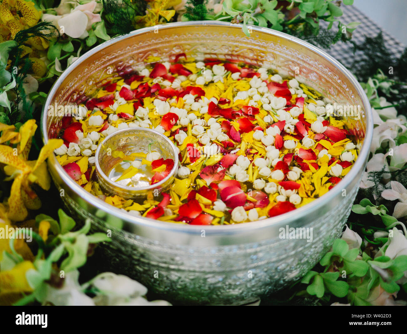 Avec de l'eau dans l'eau de parfum thaï balancier avec des fleurs colorées et des pétales garland pour Songkran festival, Thaïlande, Bol à fleurs, comme le jasmin, le ro Banque D'Images