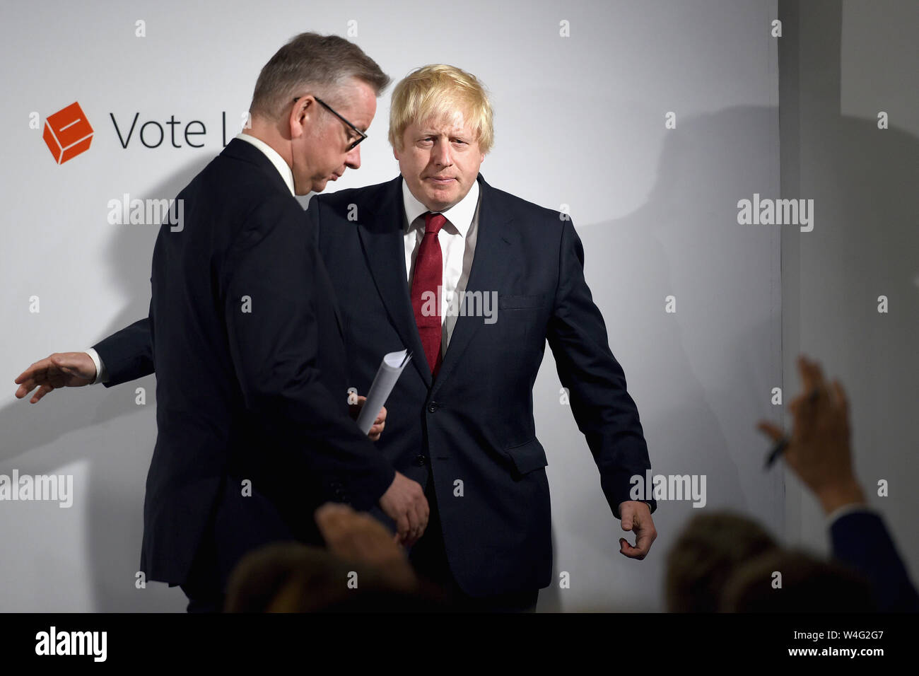 Phtoo de fichier en date du 24/06/16 de Michael Gove (à gauche) et Boris Johnson après une conférence de presse, que David Cameron a démissionné à la suite d'un choc vote par le pays à quitter l'UE. M. Johnson a été élu par les membres du parti conservateur comme le nouveau chef du parti, et deviendra le prochain premier ministre du Royaume-Uni. Banque D'Images