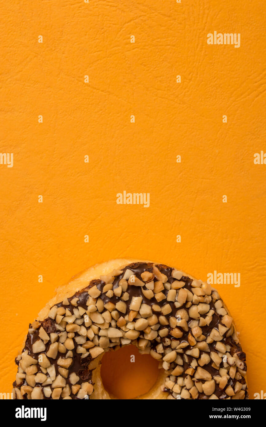 Donut sur fond jaune avec copie espace pour texte, orientation portrait food concept image. Banque D'Images