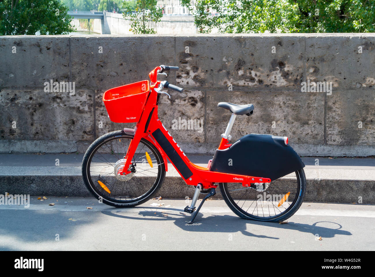 Un vélo de location de Uber, Paris, France Banque D'Images