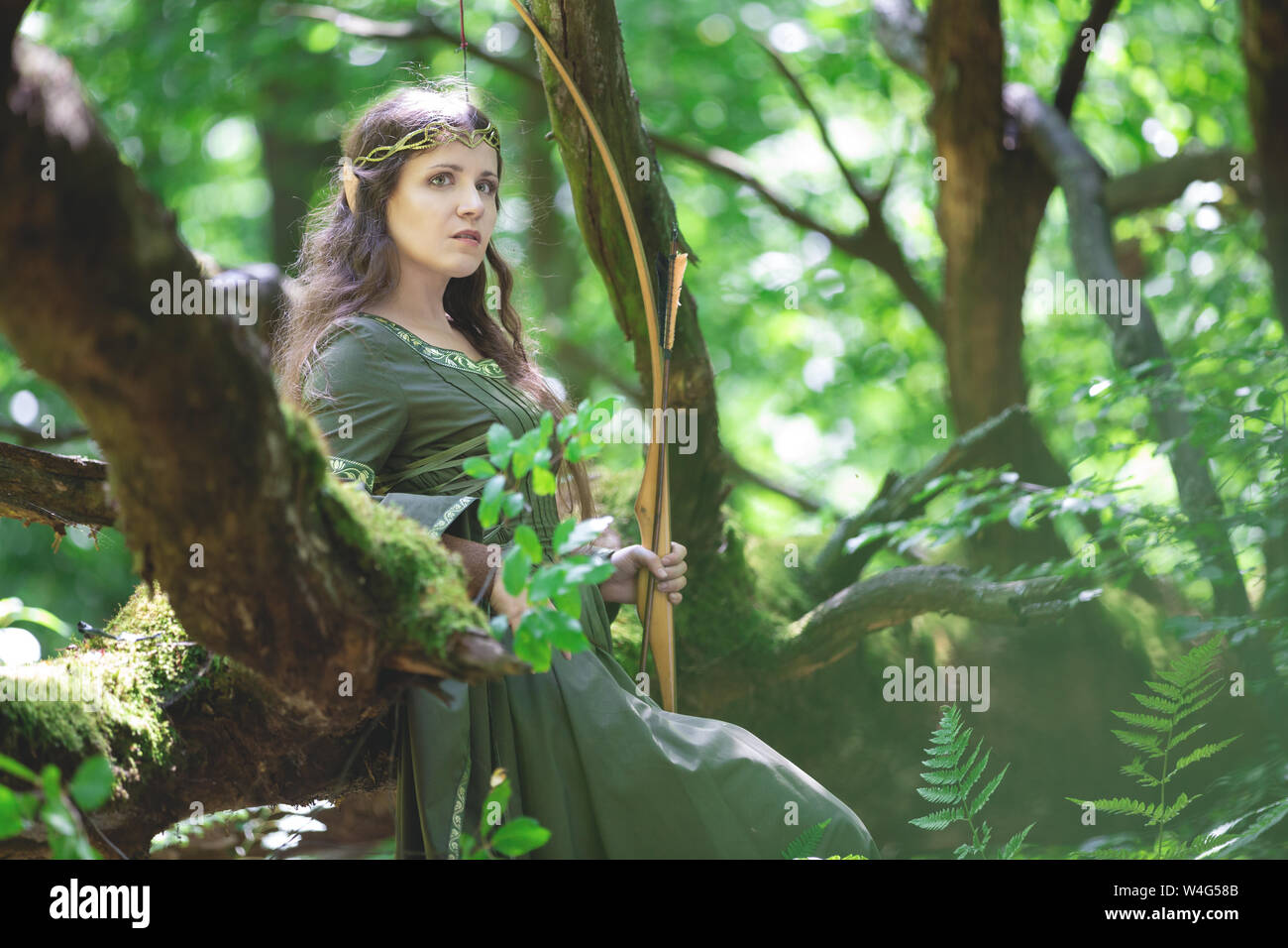 Elf archer à l'arc dans la forêt Banque D'Images