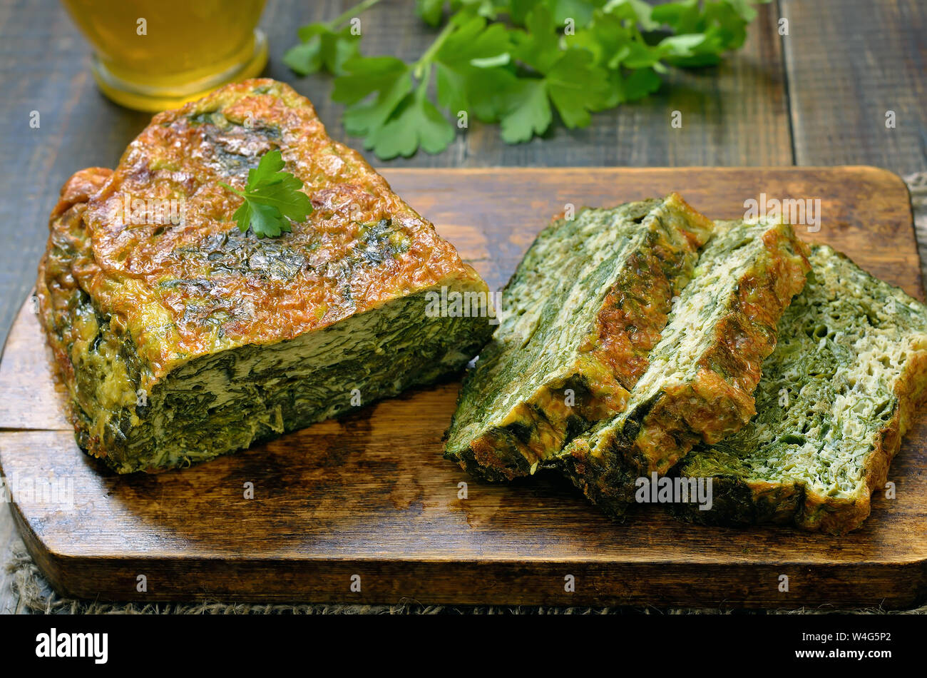 Pain d'épinards sur planche de bois, Close up Banque D'Images