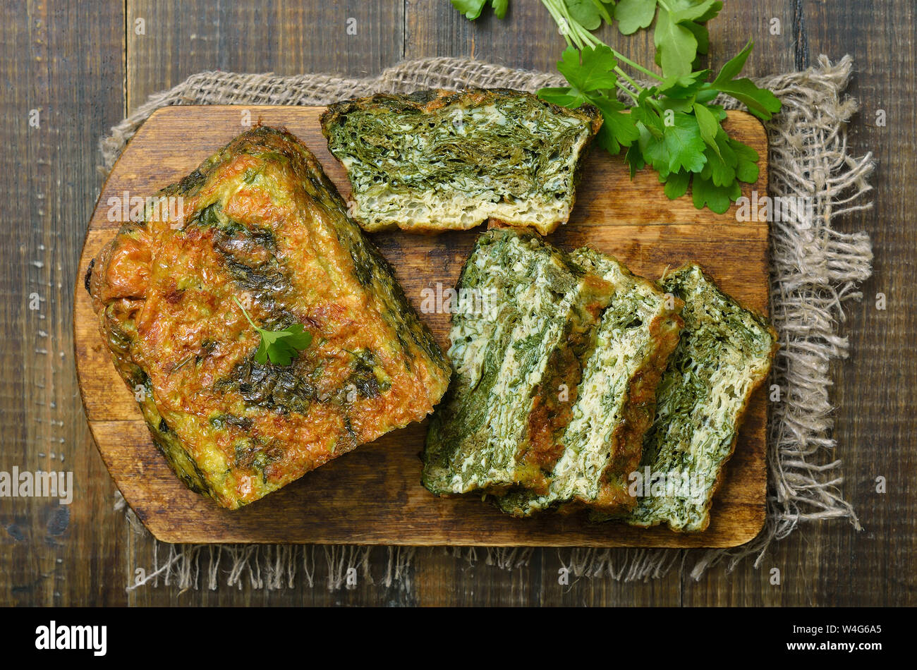 Pain d'épinards faits maison sur planche de bois, vue du dessus Banque D'Images