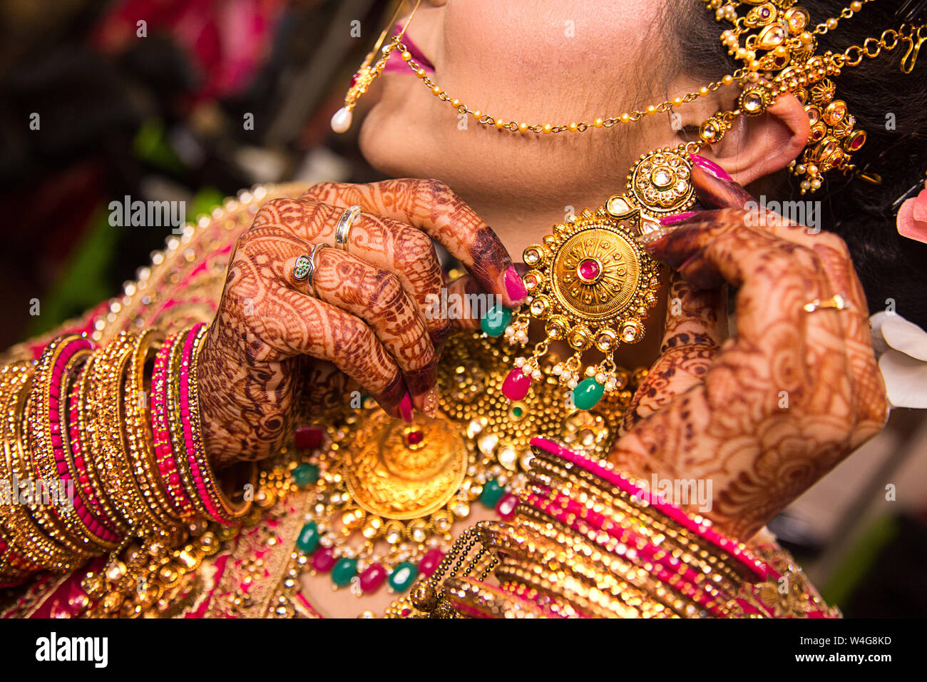 Porter des bijoux indiens mariée Collier et boucles d'or traditionnel ,  jour du mariage Photo Stock - Alamy
