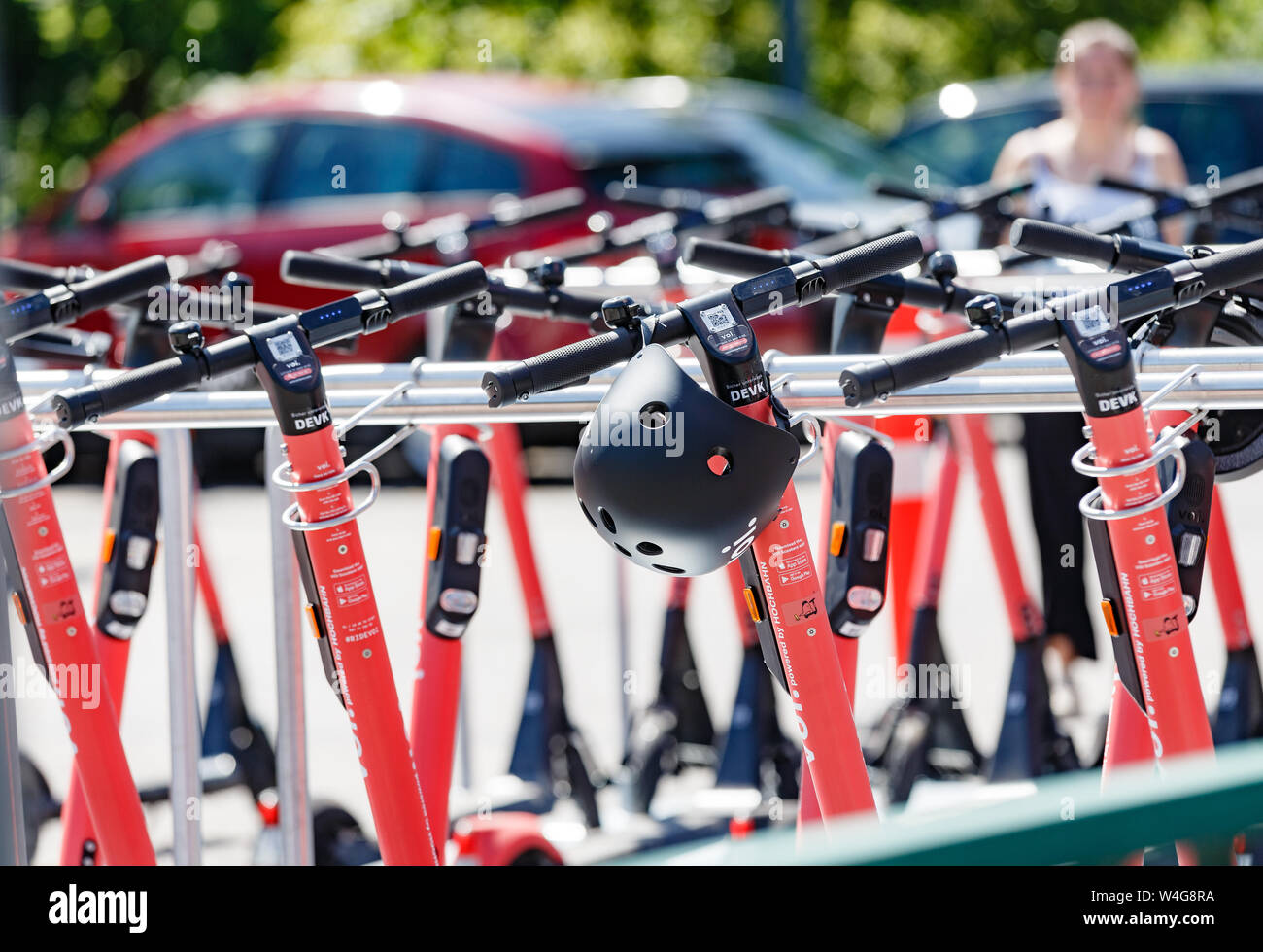 Hambourg, Allemagne. 23 juillet, 2019. E- scooters pédale sont situés à la station de métro de Berne. D'ici la fin de l'année, le Hochbahn, en coopération avec l'Agence suédoise de VOI, fournisseur de mobilité permettra de tester si la pédale électrique les scooters sont adaptés pour le premier mille comme un chargeur à la station de métro. Photo : Markus Scholz/dpa/Alamy Live News Banque D'Images