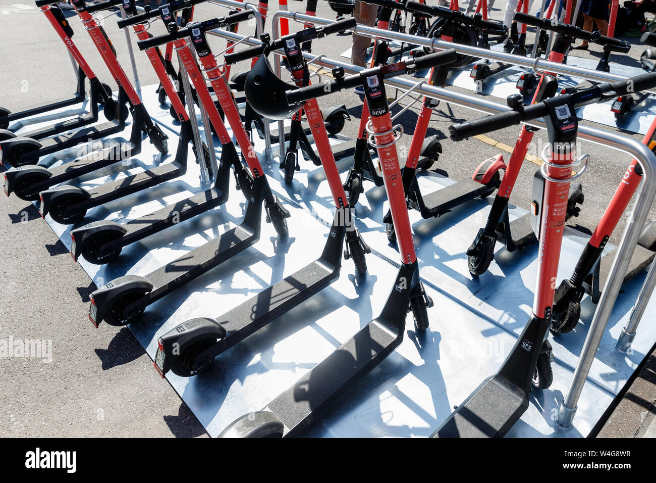 Hambourg, Allemagne. 23 juillet, 2019. E- scooters pédale sont situés à la station de métro de Berne. D'ici la fin de l'année, le Hochbahn, en coopération avec l'Agence suédoise de VOI, fournisseur de mobilité permettra de tester si la pédale électrique les scooters sont adaptés pour le premier mille comme un chargeur à la station de métro. Photo : Markus Scholz/dpa/Alamy Live News Banque D'Images