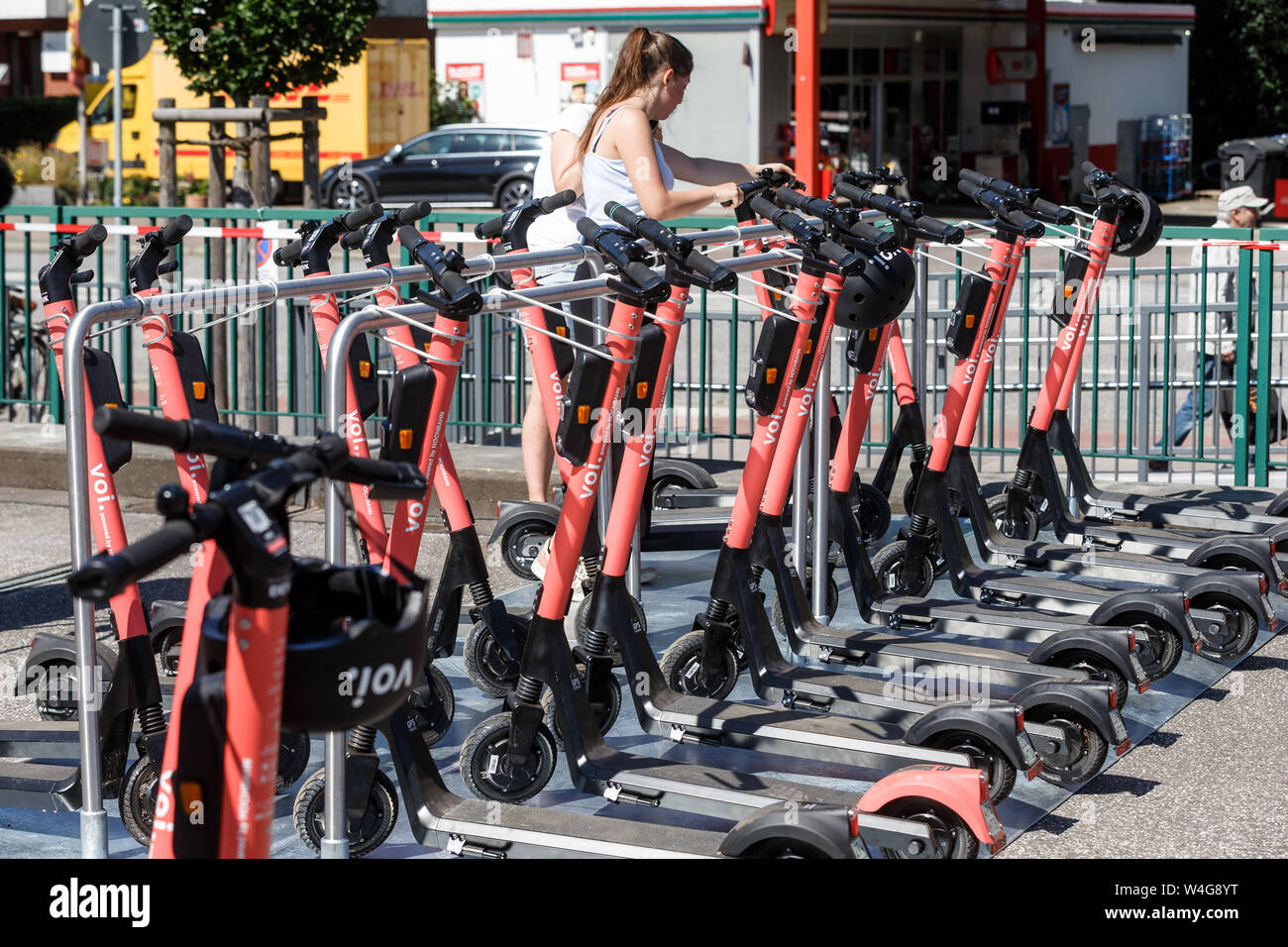 Hambourg, Allemagne. 23 juillet, 2019. E- scooters pédale sont situés à la station de métro de Berne. D'ici la fin de l'année, le Hochbahn, en coopération avec l'Agence suédoise de VOI, fournisseur de mobilité permettra de tester si la pédale électrique les scooters sont adaptés pour le premier mille comme un chargeur à la station de métro. Photo : Markus Scholz/dpa/Alamy Live News Banque D'Images