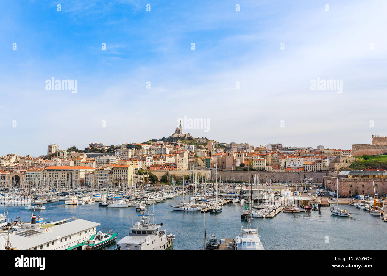 Historique de la ville française de Marseille et de la côte de la mer  Méditerranée. Marseille est le plus grand port en France, l'Europe du Sud.  Grande ville célèbre et touristique des