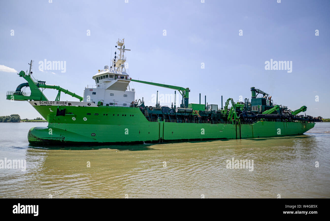 Wedel, Allemagne. 23 juillet, 2019. Le Hopperbagger cheldt "fleuve" est le moteur au début de la construction de parcours pour l'Elbe L'approfondissement sur l'Elbe. Axel Heimken Crédit :/dpa/Alamy Live News Banque D'Images