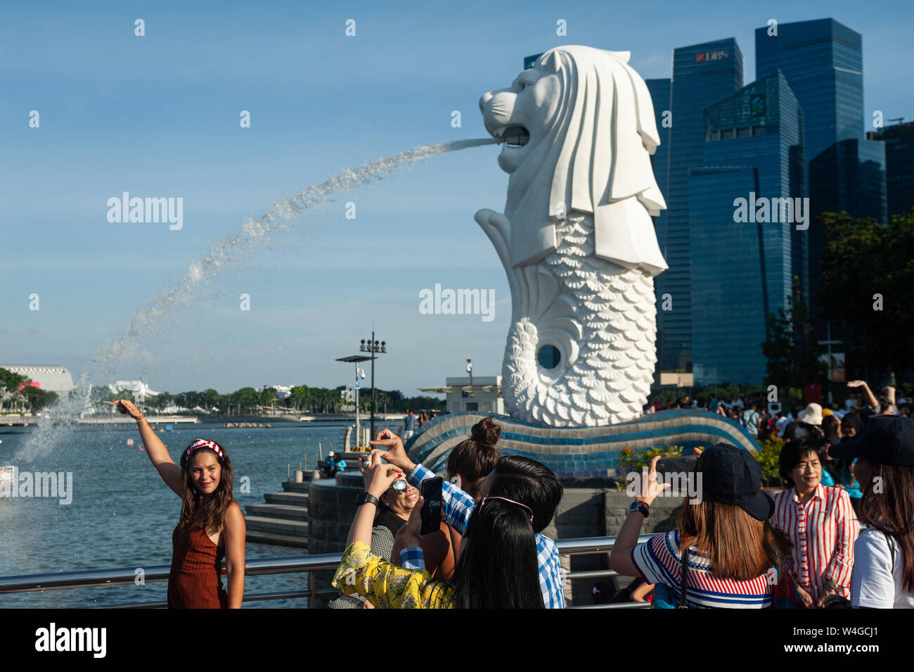 19.07.2019, Singapour, République de Singapour, en Asie - des touristes posent pour des photos dans le Parc Merlion le long de la rivière Singapour. Banque D'Images