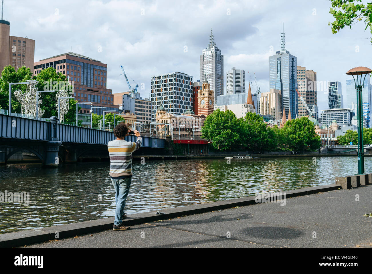 L'homme de prendre une photo de paysage urbain de Melbourne avec la rivière Yarra, Victoria, Australie Banque D'Images