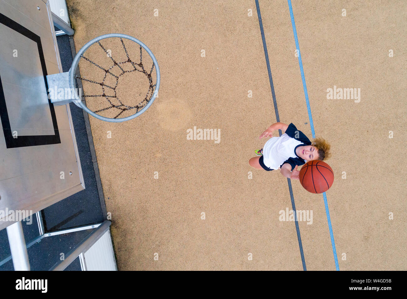 Jeune femme jouant au basket-ball, vue du dessus Banque D'Images