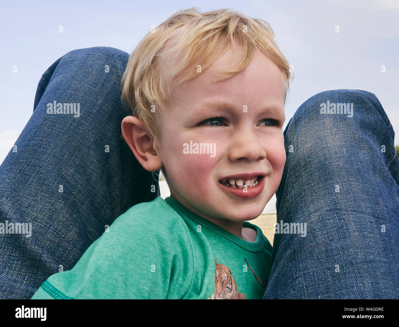 Portrait de petit garçon entre les jambes de son père à la recherche à distance Banque D'Images