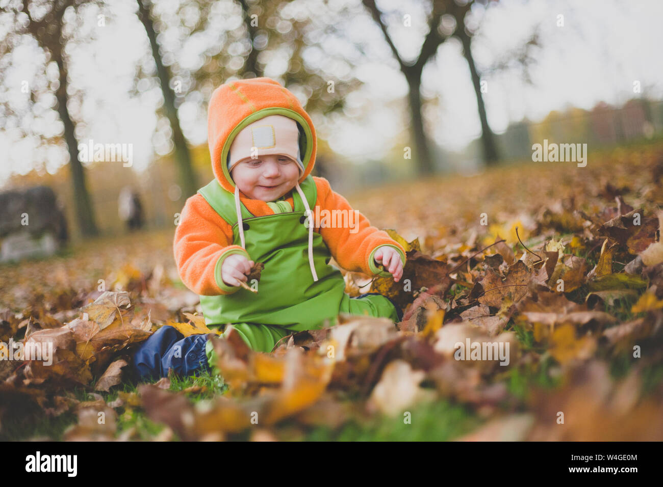 Happy baby girl playing in autumn leaves Banque D'Images