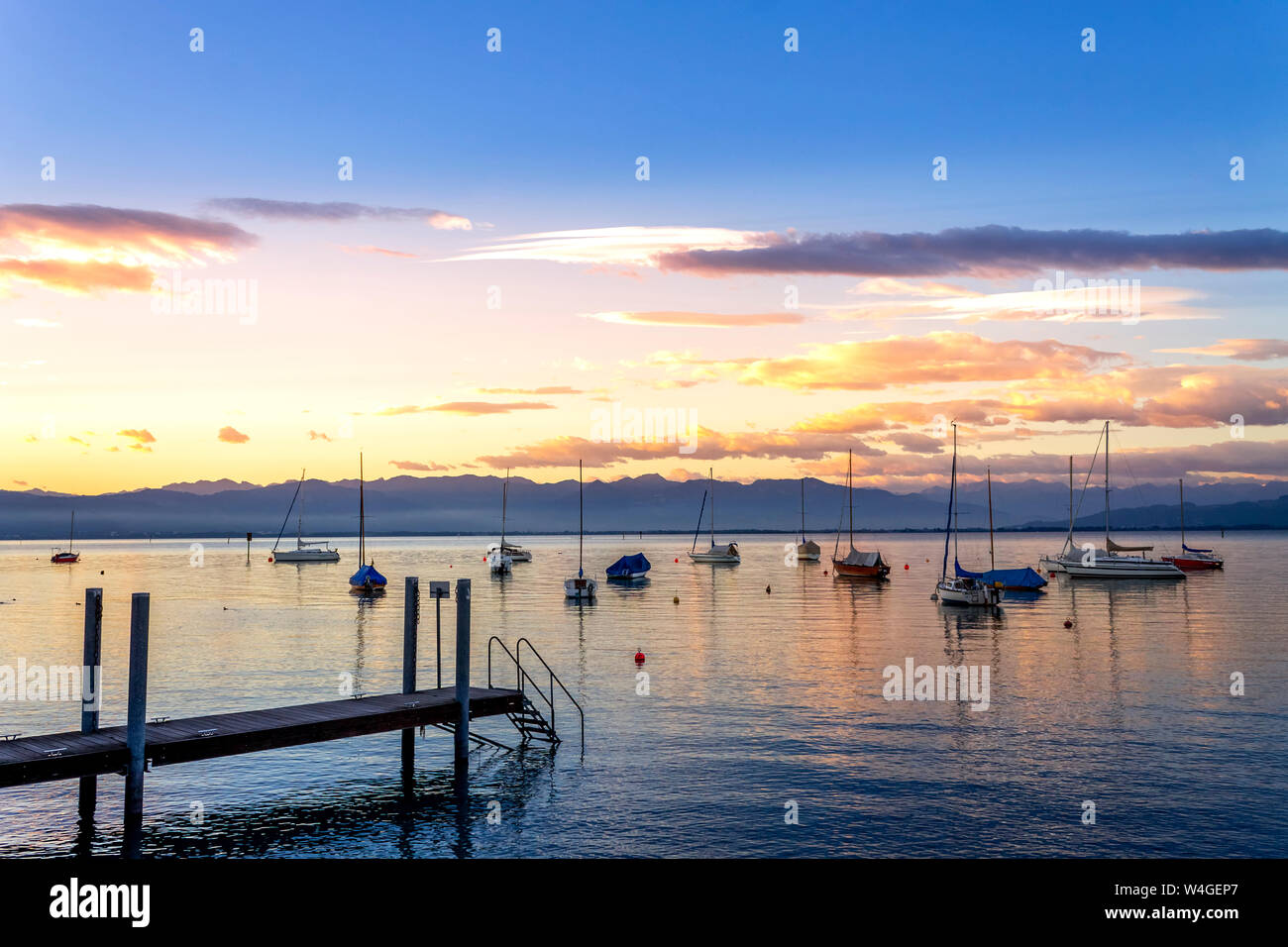 Port avec bateaux à voile au coucher du soleil, le lac de Constance, Wasserburg, Allemagne Banque D'Images