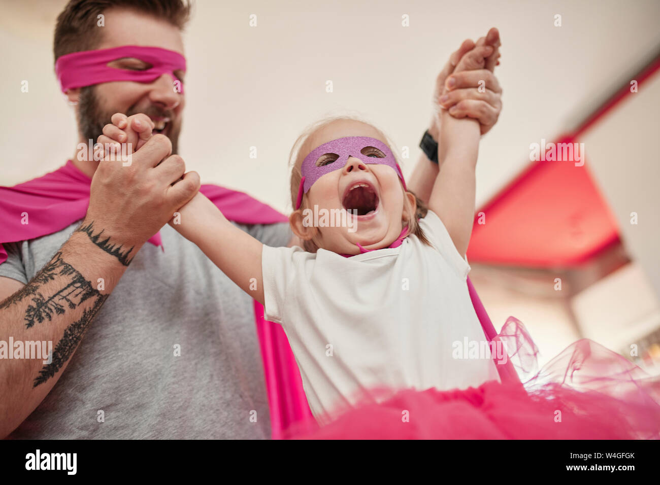 Père et fille jouer super héros et super Banque D'Images
