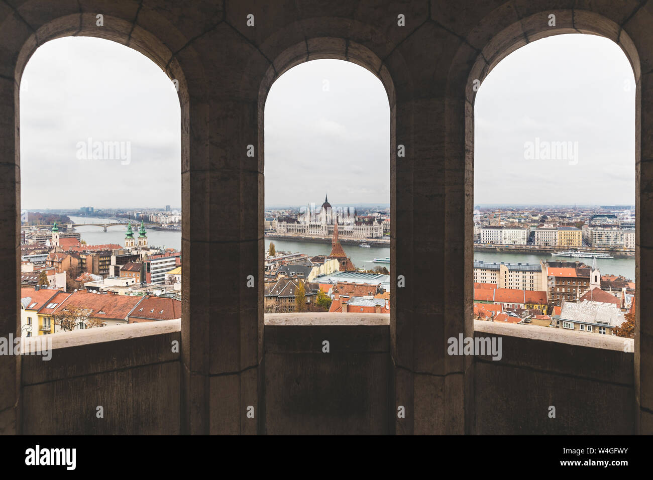 Vue de la ville et du parlement de la bastion des pêcheurs, Budapest, Hongrie Banque D'Images