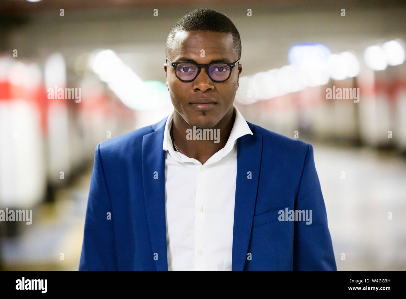 Portrait of young businessman wearing blue veste de costume Banque D'Images