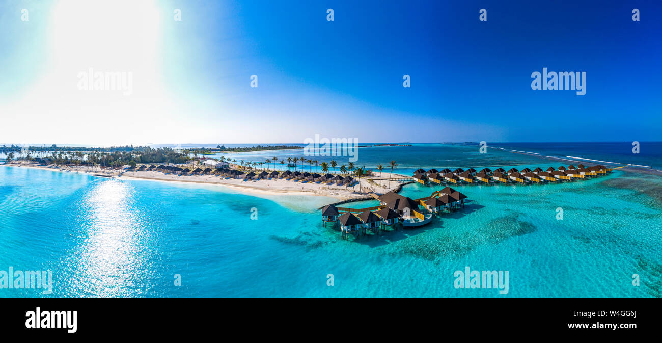 Vue aérienne du site de construction de bungalows sur l'eau, South Male Atoll, Maldives Banque D'Images