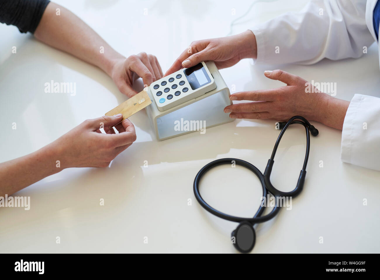 Médecin et patient avec carte et lecteur de carte en pratique médicale Banque D'Images