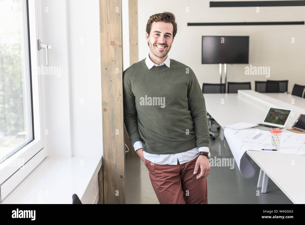Succès, young businessman in boardroom Banque D'Images