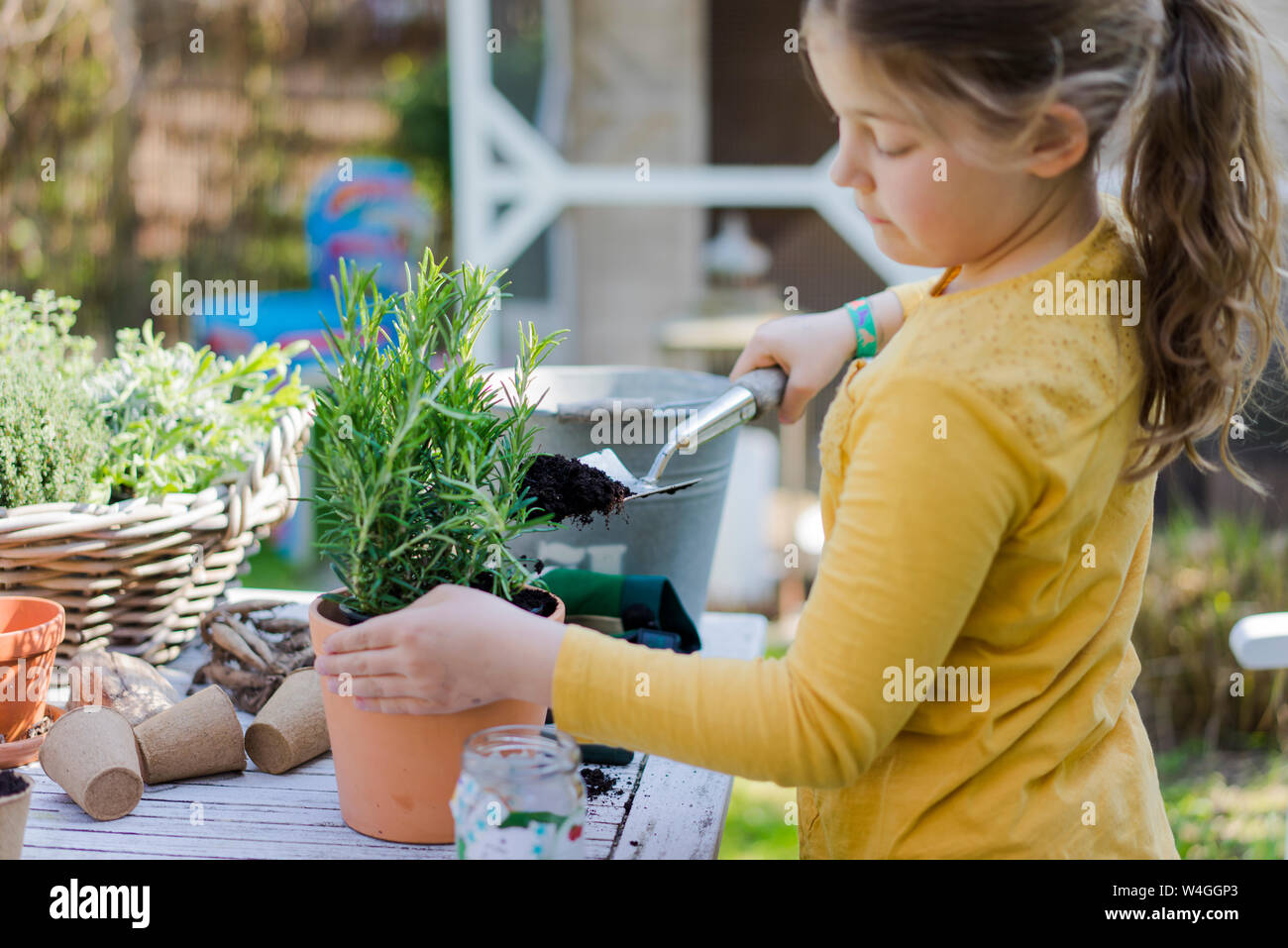 Girl gardening sur table de jardin Banque D'Images