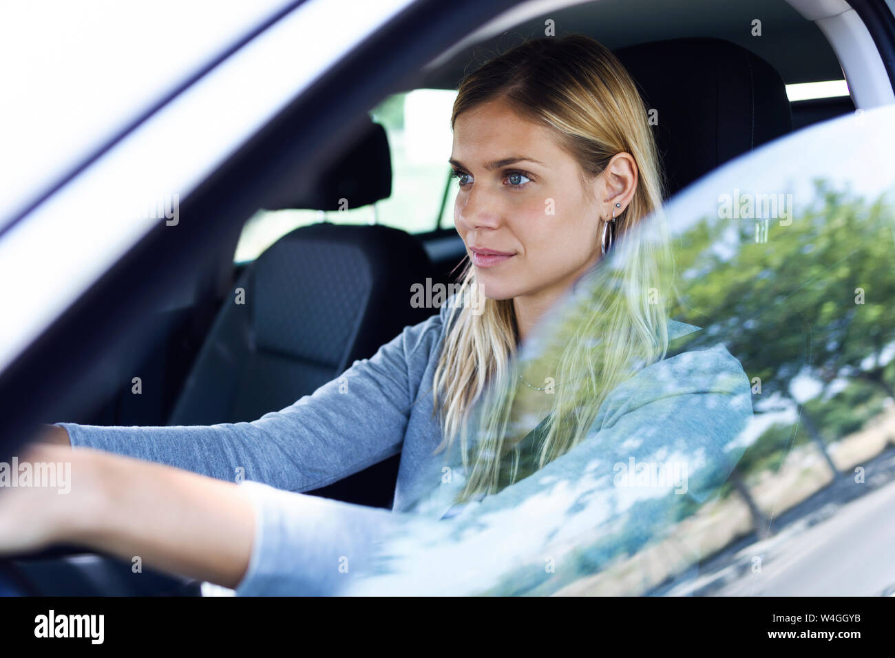 Young businesswoman driving sa voiture Banque D'Images