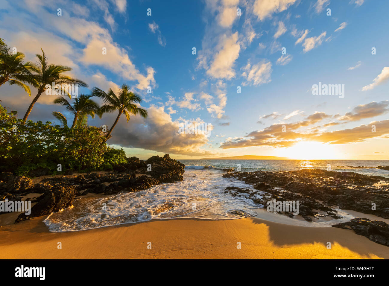 Plage secrète au coucher du soleil, Maui, Hawaii, USA Banque D'Images