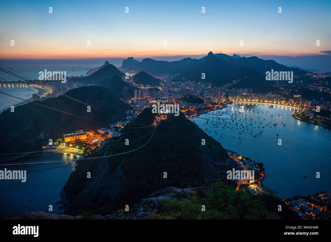 Vue depuis le mont Sugarloaf au coucher du soleil, Rio de Janeiro, Brésil Banque D'Images