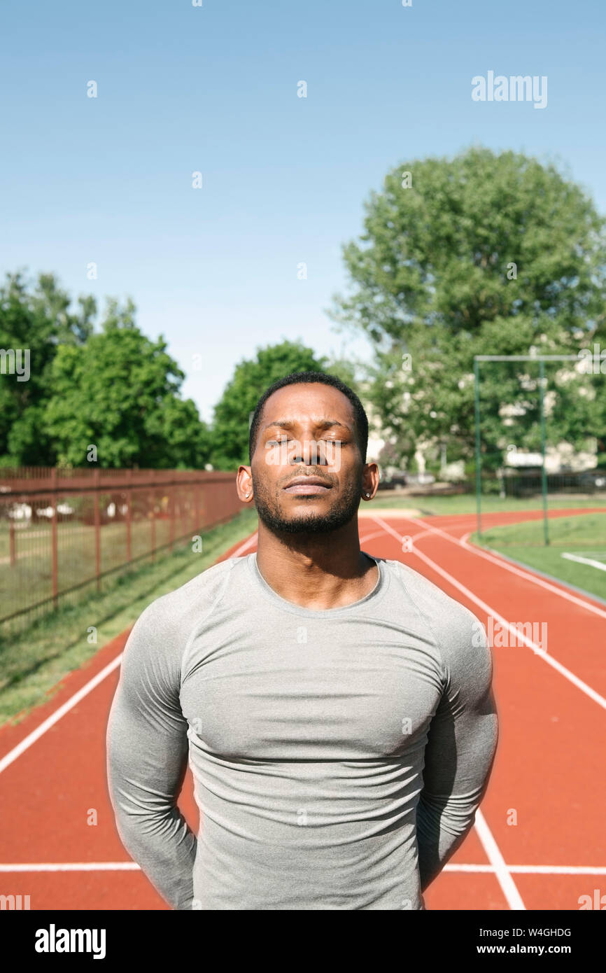 Portrait de sportif avec les yeux fermés Banque D'Images