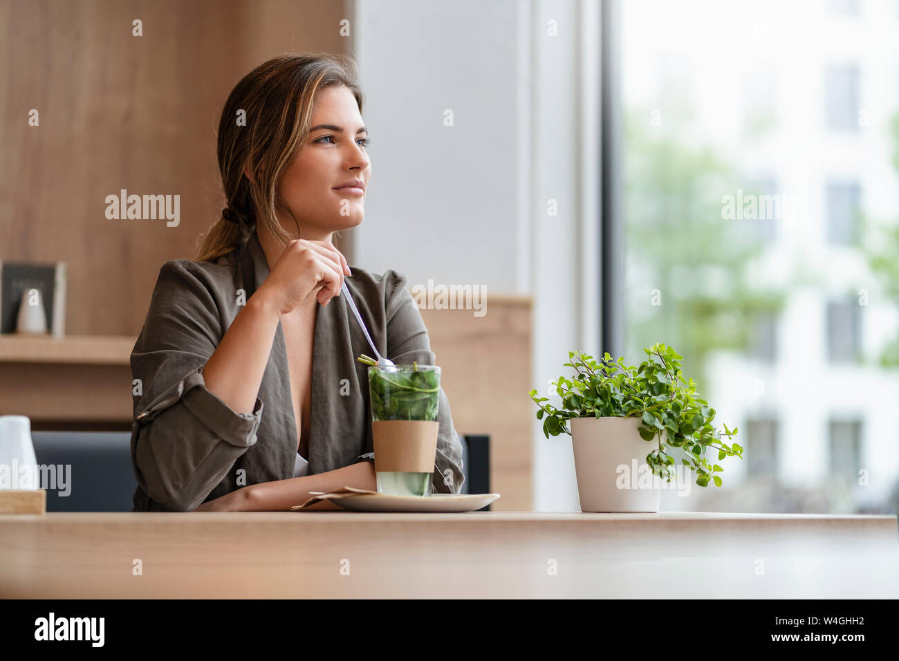 Young businesswoman in a cafe Banque D'Images