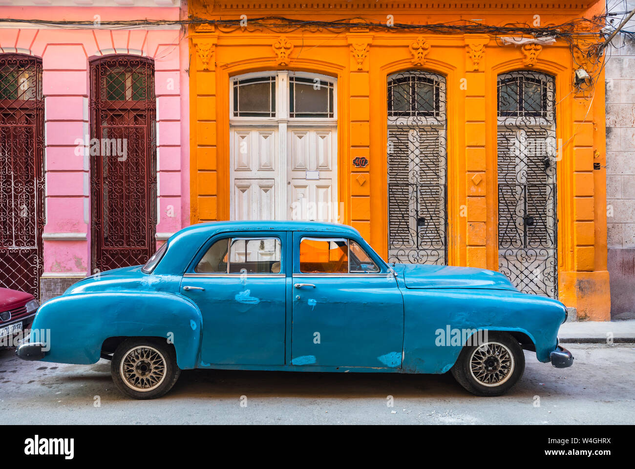 Blue vintage garée voiture devant une maison d'habitation, La Havane, Cuba Banque D'Images