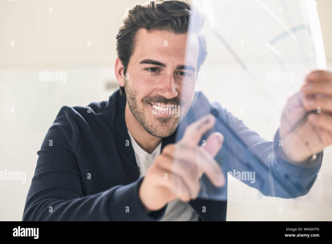 Young businessman in office holding d'aluminium d'un plan directeur Banque D'Images