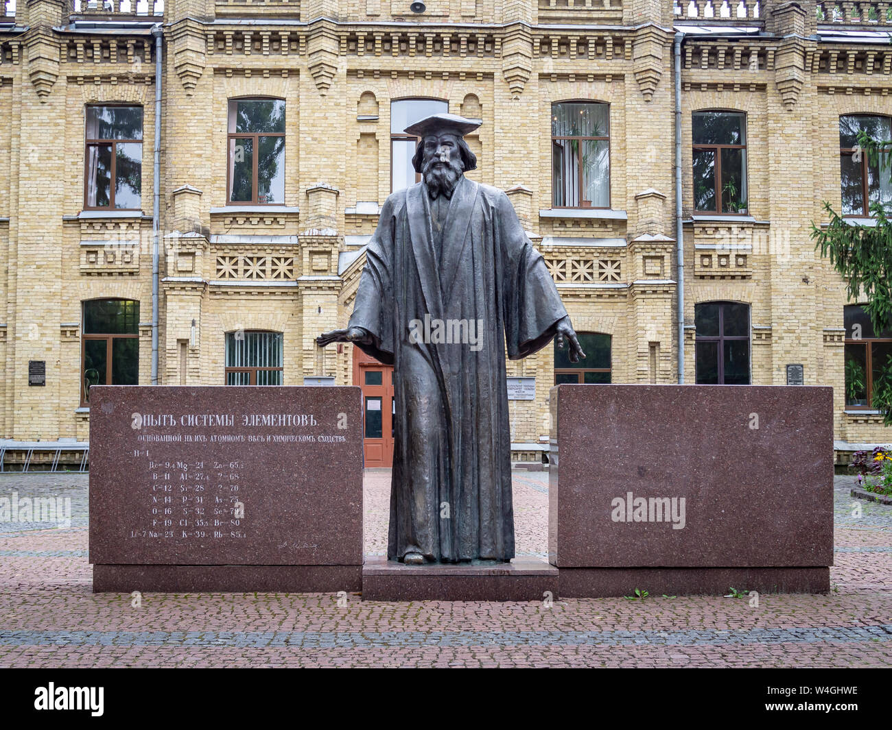 KIEV, UKRAINE - 23 juillet, 2019 : Monument à scientifique russe Medeleyev près du bâtiment n°4 (chimie et technologie) d'Igor Sikorsky Kyiv Polytechnic Ins Banque D'Images