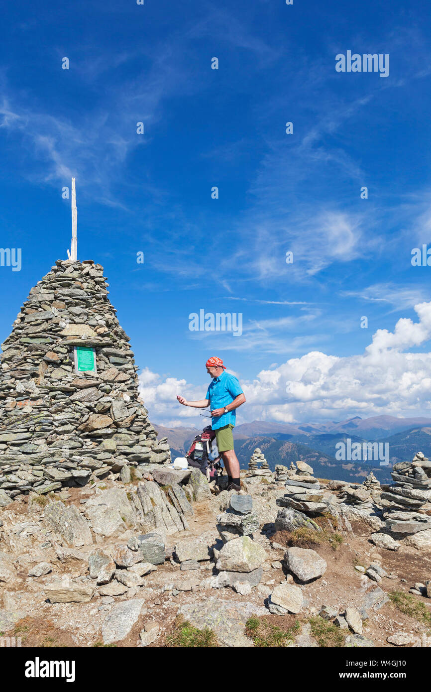 Randonneur à vue avec cairn, Lammersdorf, montagne montagnes Nock, Carinthie, Autriche Banque D'Images