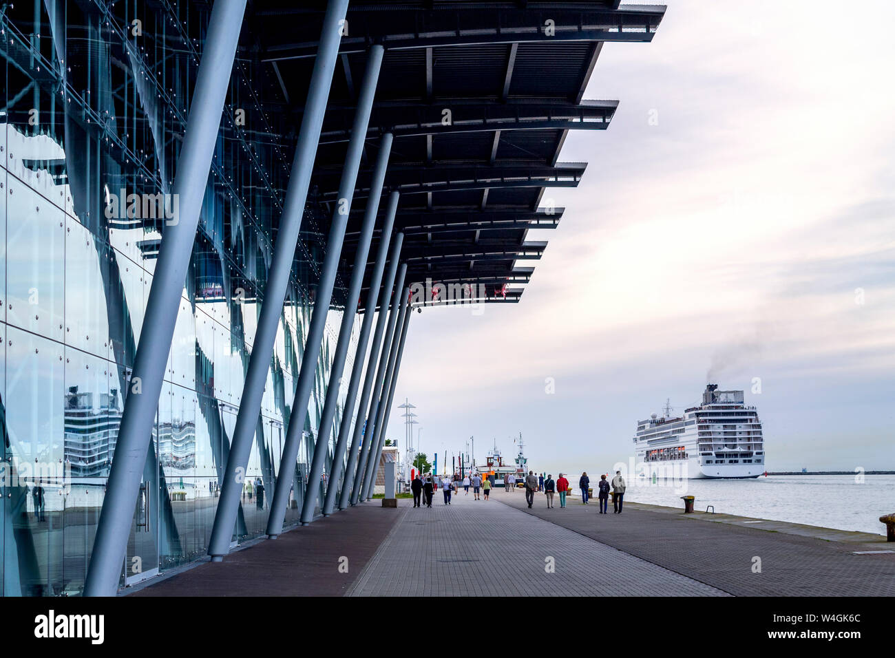 Le terminal de croisière, promenade du front de mer et en laissant un paquebot de croisière, Rostock, Rostock, Allemagne Banque D'Images