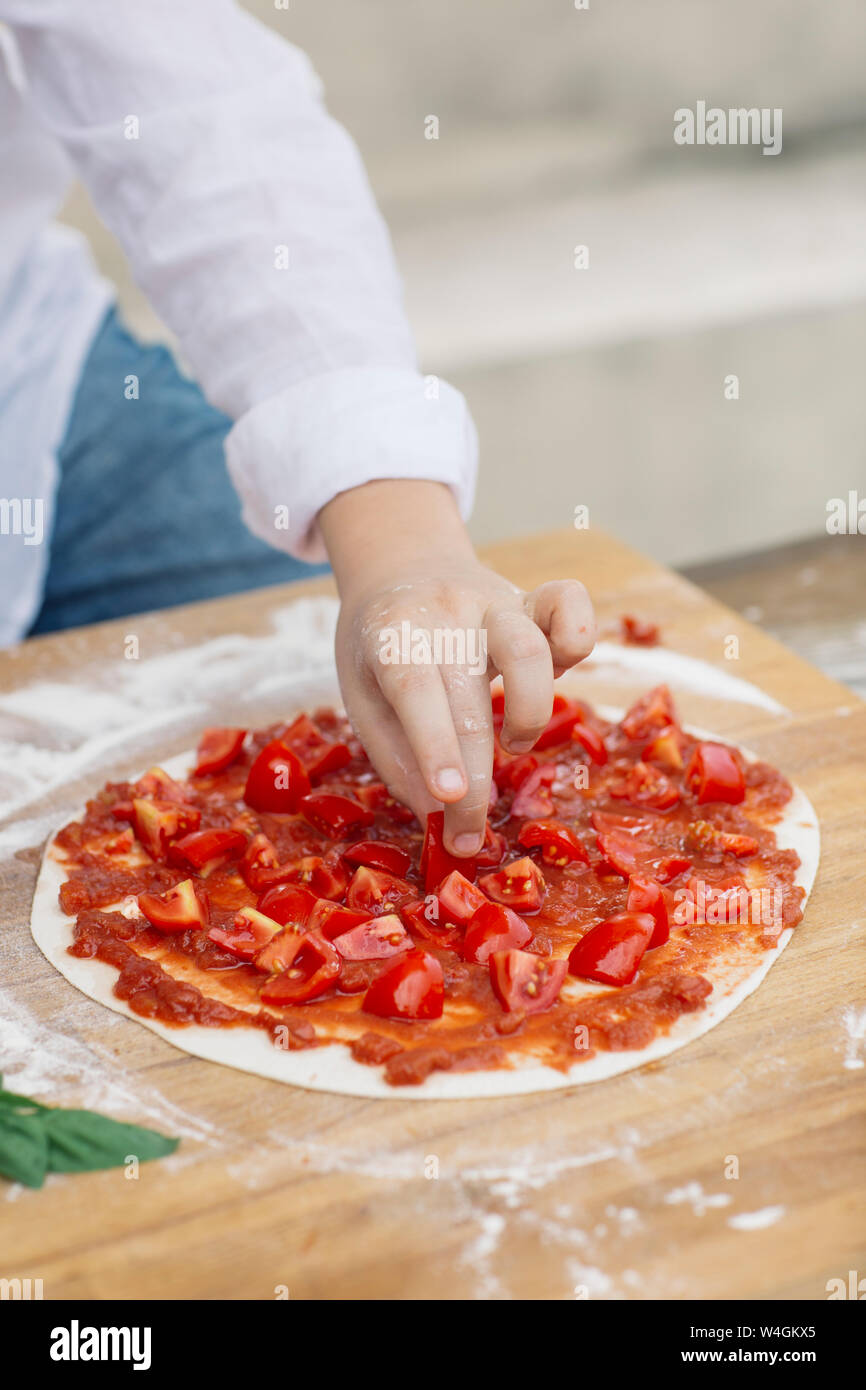 Garçon prepairing pizza Banque D'Images